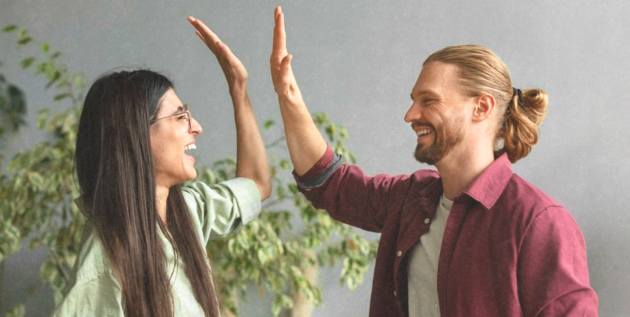 Deux collaborateurs se félicitant après un atelier de prévention